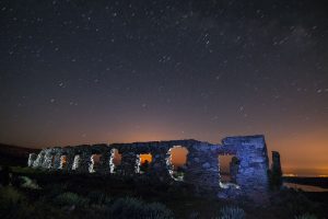 Ruderi del campo di prigionia di Stretti in notturna con cielo stellato