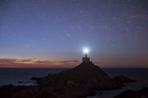 Il Faro di Punta Scorno illumina a giorno una notte stellata
