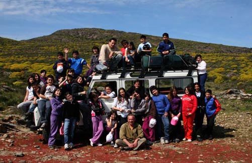 Gruppo scolaresca di Mammoiada accompagnati dal fotografo Domenico Ruiu