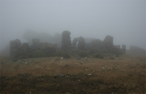 Ruderi di Punta Scomunica avvolti nella nebbia in una fredda mattina di primavera